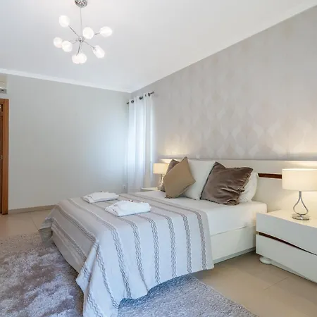 Amarela - Luxurious 5 Bedroom In
