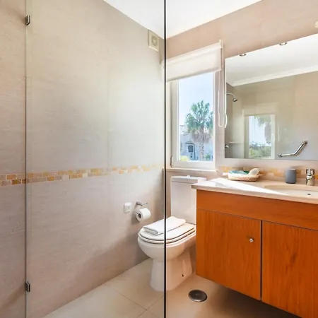 Hotel Amarela - Luxurious 5 Bedroom In 4*