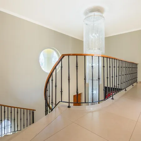 Amarela - Luxurious 5 Bedroom In Hotel
