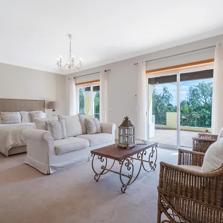 Amarela - Luxurious 5 Bedroom In
