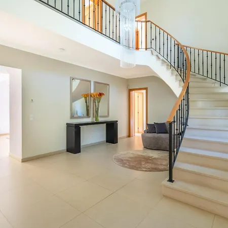 Amarela - Luxurious 5 Bedroom In Отель