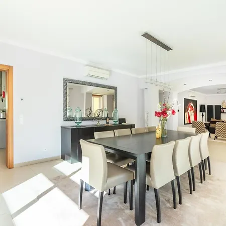 Hotel Amarela - Luxurious 5 Bedroom In 4*