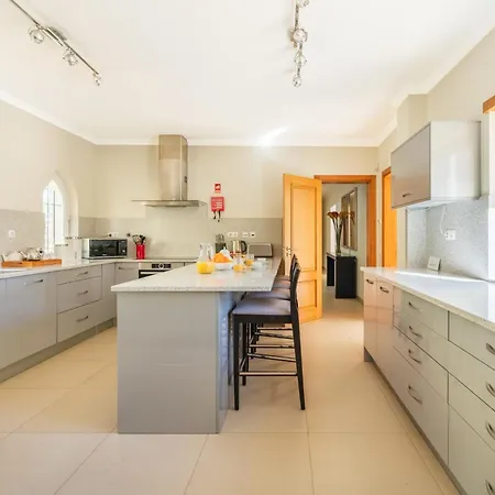 Amarela - Luxurious 5 Bedroom In
