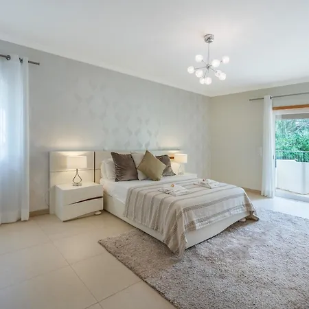 Hotel Amarela - Luxurious 5 Bedroom In 4*