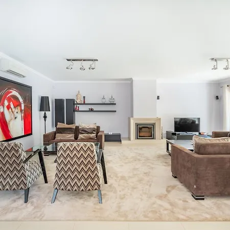 Amarela - Luxurious 5 Bedroom In