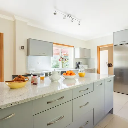Отель Amarela - Luxurious 5 Bedroom In 4*