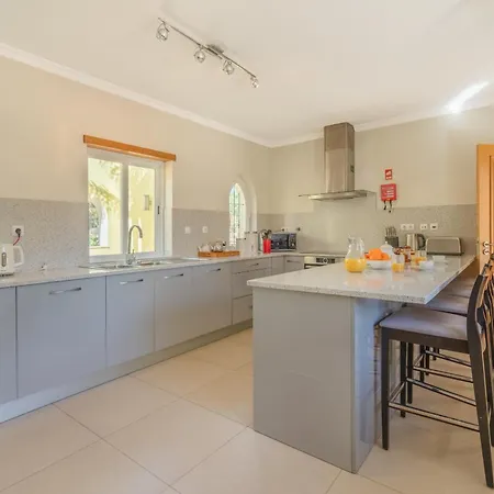 Amarela - Luxurious 5 Bedroom In