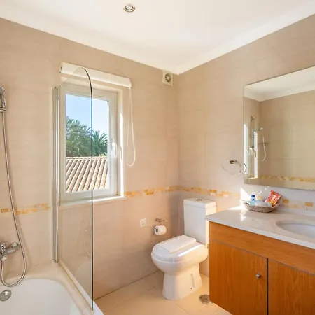 Amarela - Luxurious 5 Bedroom In Отель