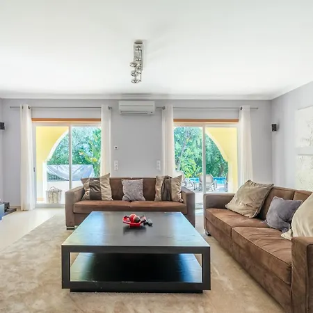 Amarela - Luxurious 5 Bedroom In Отель 4*