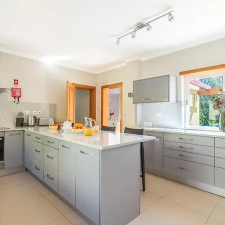 Отель Amarela - Luxurious 5 Bedroom In Лагуш