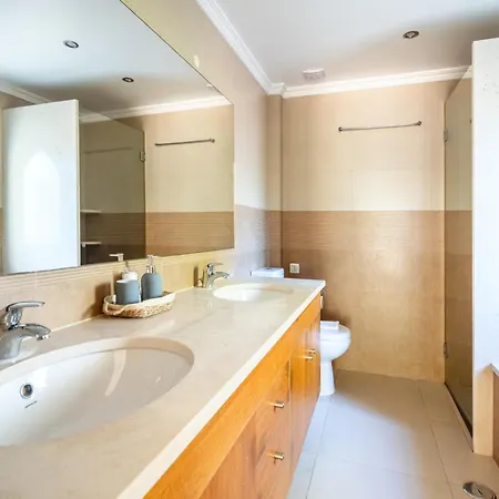 Amarela - Luxurious 5 Bedroom In 4* Lagos