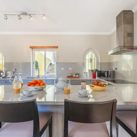 Amarela - Luxurious 5 Bedroom In 4*