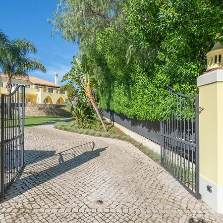Amarela - Luxurious 5 Bedroom In